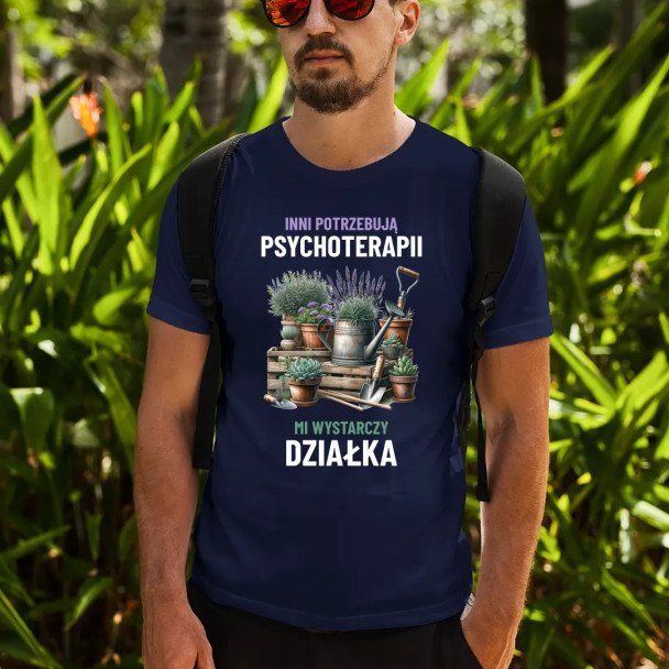 Inni potrzebują psychoterapii, mi wystarczy działka - męska koszulka z nadrukiem